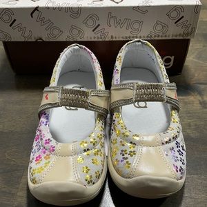 NWT Twig Girls Cyn Gold Print Leather Size EUR 22 Shoes